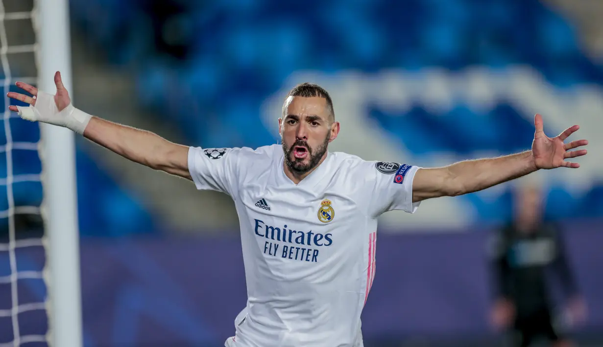 Penyerang Real Madrid, Karim Benzema berselebrasi usai mencetak gol ke gawang Borussia Monchengladbach pada pertandingan Grup B Liga Champions di Estadio Alfredo Di Stefano, Kamis (10/12/2020). Benzema mencetak dua gol dan mengantar Madrid menang 2-0 atas Monchengladbach. (AP Photo/Bernat Armangue)