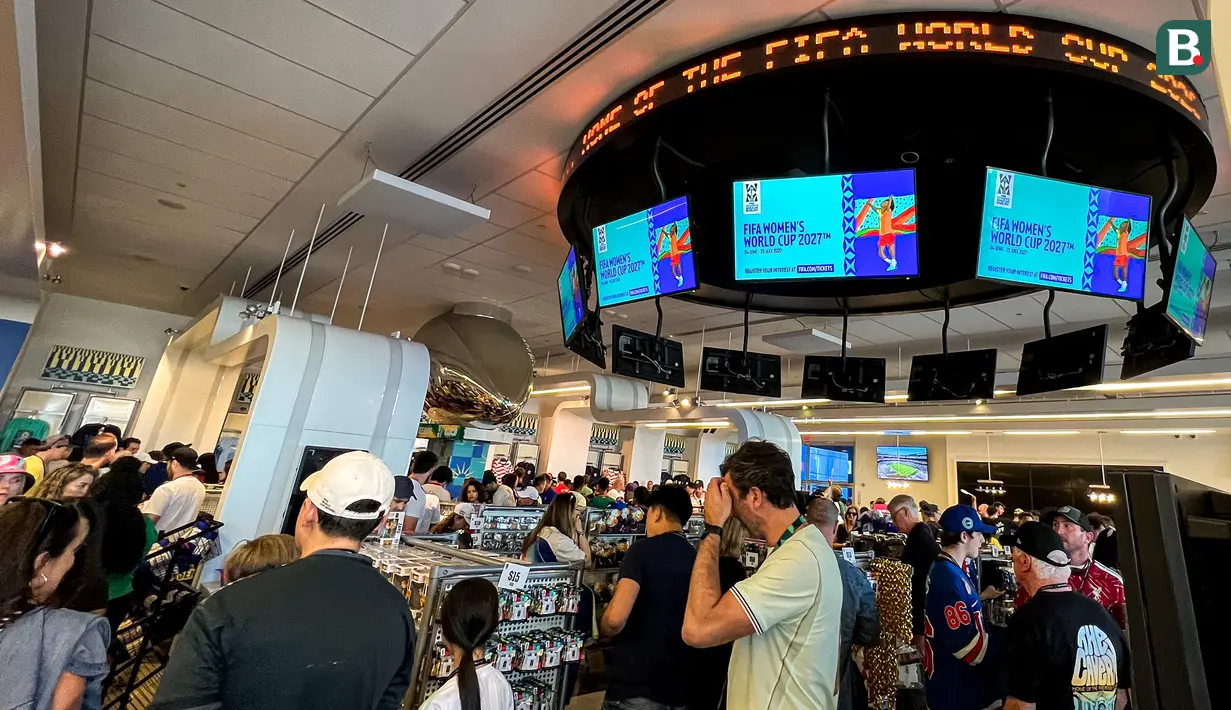 Ratusan suporter memadati FIFA Store di MetLife Stadium, East Rutherford, New Jersey, Amerika Serikat, untuk berburu merchandise resmi Piala Dunia 2026 menjelang laga fase grup Prancis melawan Senegal. Toko resmi FIFA itu menawarkan beragam produk, mulai dari jersey, bola, hingga aksesori yang menjadi incaran para penggemar. (KLY Sports/Hery Kurniawan)