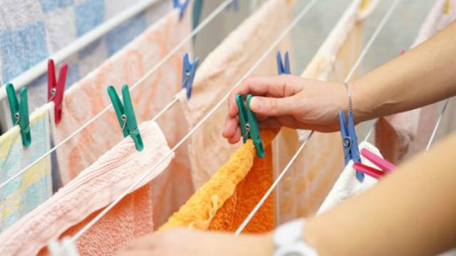 Ilustrasi menjemur baju