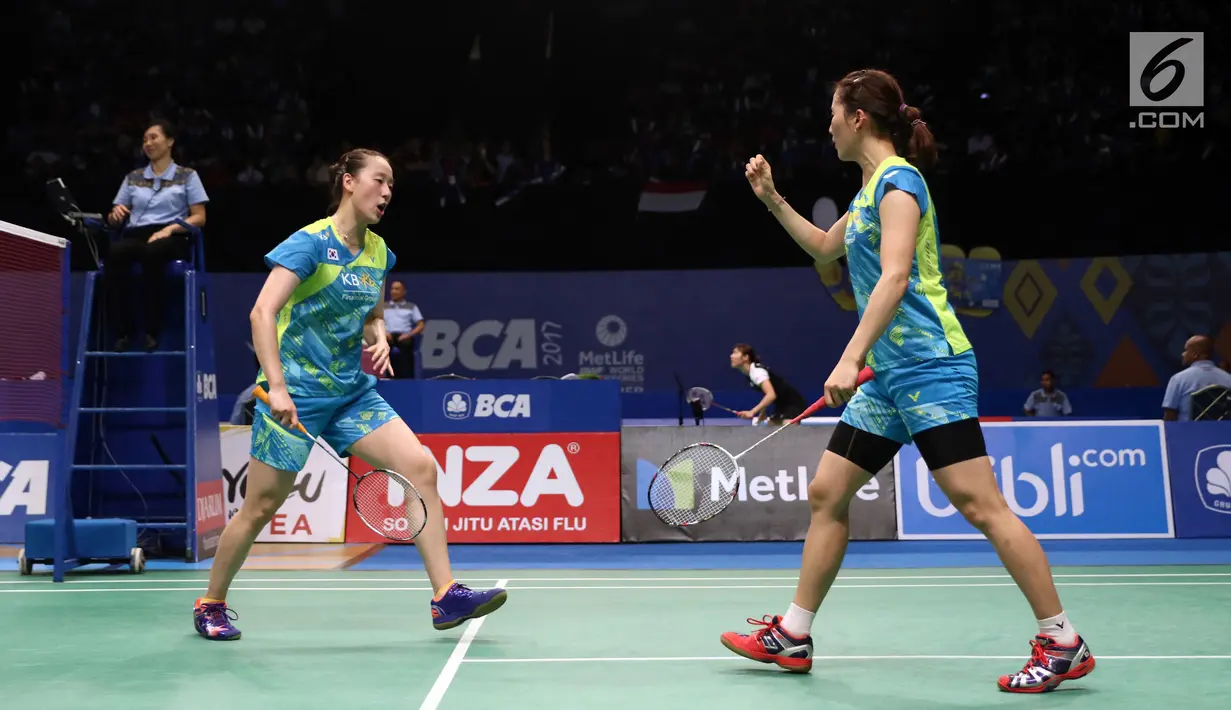 Ganda Putri Korea, Chang Ye Na/Lee So Hee bersorak saat laga melawan Greysia Polii/Apriyani Rahayu (Indonesia) di Babak Kedua Indonesia Open 2017, Jakarta, Kamis (15/6). Greysia/Apriyani kalah 18-21, 14-21. (Liputan6.com/Helmi Fithriansyah)