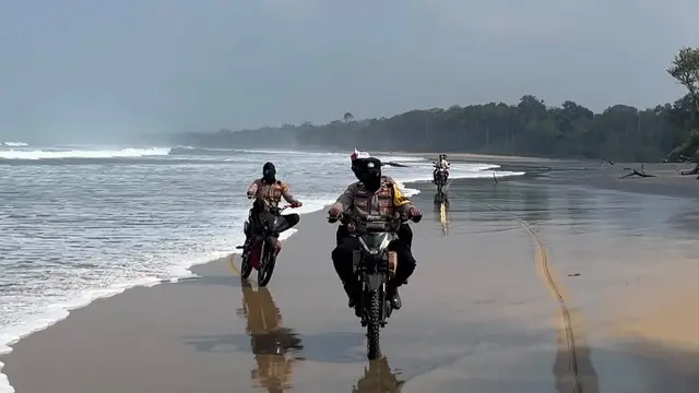 Ombak Surut Jadi Syarat, Perjuangan Polisi Antar Merah Putih ke Wilayah 3T Lampung