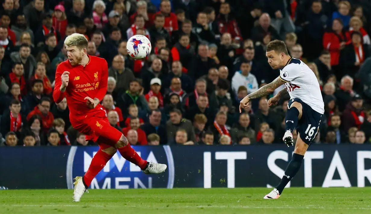 Tendangan keras pemain Hotspur, Kieran Trippier yang berhasil dihalang Alberto Moreno saat pertandingan Piala Liga Inggris, Liverpool melawan Tottenham Hotspur di Stadion Anfield, Liverpool, Inggris (25/10). (Reuters/Phil Noble)