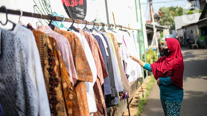 Warga memilih pakaian bekas layak pakai hasil sumbangan di RT 02 RW 04, Kelurahan Jati Padang, Jakarta, Jumat (22/5/2020). Pakaian bekas layak pakai serta bahan makanan disediakan bagi warga terdampak Pembatasan Sosial Berskala Besar (PSBB) untuk pencegahan COVID-19. (Liputan6.com/Faizal Fanani)