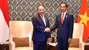 Presiden Joko Widodo dan PM Vietnam, Nguyen Xuan Phuc berjabat tangan usai pertemuan bilateral disela KTT ASEAN-India di New Delhi, Jumat (26/1). Pertemuan membahas peningkatan hubungan kerja sama ekonomi dan maritim. (Liputan6.com/Pool/Biro Pers Setpres)