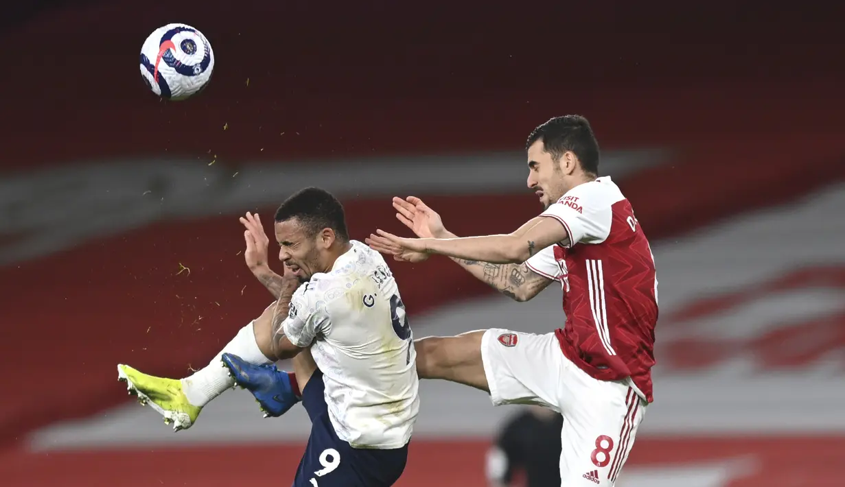 Penyerang Manchester City, Gabriel Jesus bersaing dengan gelandang Arsenal, Dani Ceballos pada lanjutan Liga Inggris di Emirates Stadium, Minggu (21/2/2021). Manchester City kian mengokohkan posisinya di puncak klasemen setelah menang 1-0 di kandang Arsenal. (Shaun Botterill / Pool via AP)