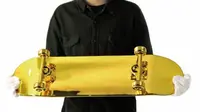 Matthew Willet membuat skateboard dari lapisan emas murni untuk New York skateboard shop SHUT.