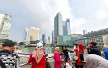 Saat Warga Padati Skydeck Halte Transjakarta, Tunggu Kedatangan Pendemo di Bundaran HI
