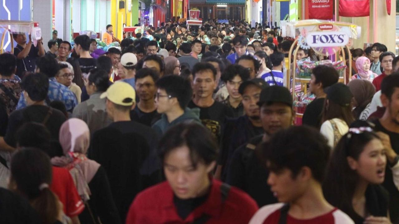 Ribuan pengunjung terlihat memadati hari pertama Jakarta Fair 2024 yang digelar di JIExpo Kemayoran, Jakarta, Rabu (12/6/2024). Foto: Liputan6.com / Herman Zakharia