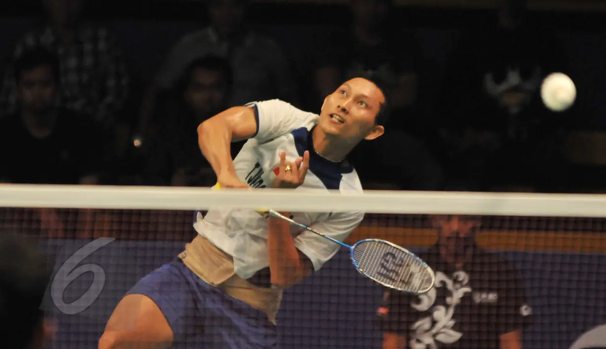 Pebulutangkis, Sony Dwi Kuncoro mengembalikan kok ke pebulutangkis USA Sattawat Pongnairat di turnamen BCA Indonesia Open Superseries Premier 2015 di Jakarta, Selasa (2/6/2015). Sony menang dengan skor 17-21, 21-13, 21-2. (Liputan6.com/Andrian M Tunay)