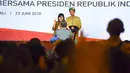 Salah seorang pengusaha berfoto bersama Presiden Jokowi dalam sosialisasi PPh Final UMKM 0,5% di Sanur, Bali, Sabtu (23/6). Pengusaha itu lebih memilih berfoto bersama Jokowi dibandingkan mendapat hadiah sepeda. (Liputan6.com/Pool/Biro Pers Setpres)