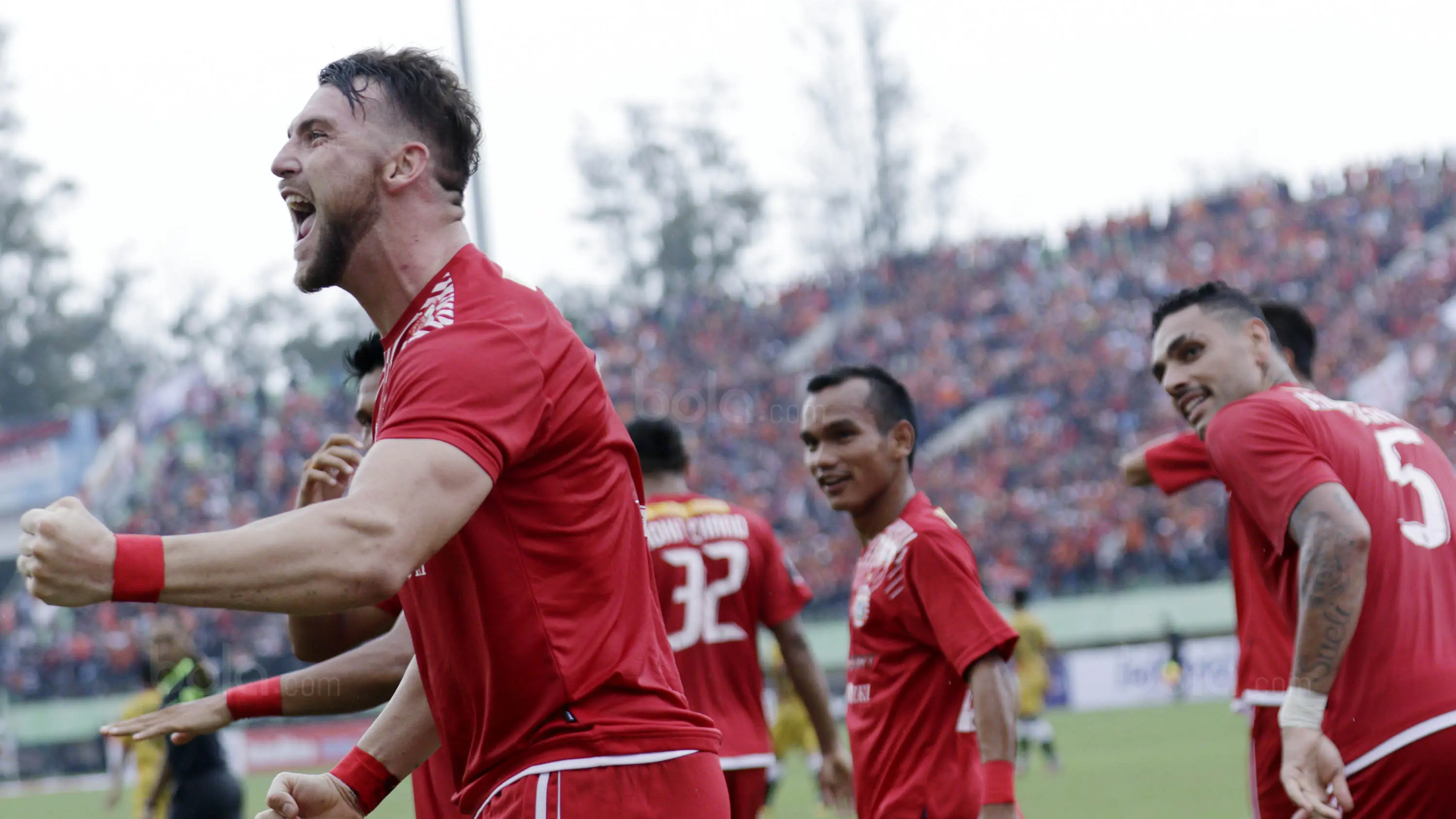 Striker Persija, Marko Simic, melakukan selebrasi usai mencetak gol ke gawang Mitra Kukar pada laga perempat final Piala Presiden di Stadion Manahan, Solo, Sabtu, (3/2/2018). Skor sementara babak pertama Persija unggul 2-0. (Bola.com/M Iqbal Ichsan)