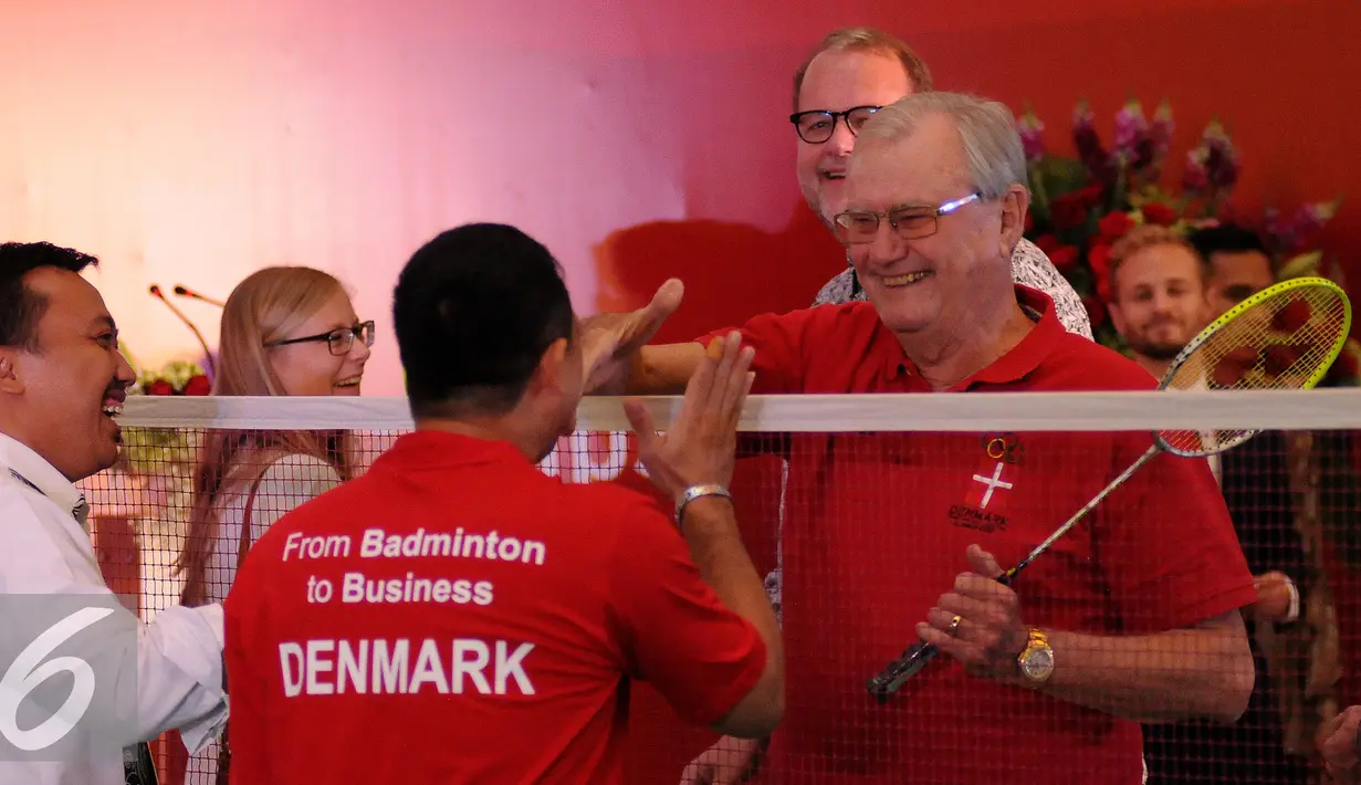 Legenda bulutangkis Indonesia, Rexy Mainaky menyalami Raja Denmark, Yang Mulia Pangeran Consort usai laga eksebisi di Jakarta, Jumat (23/10/2015). Rexy berkesempatan bermain bulutangkis bersama Raja Denmark. (Liputan6.com/Helmi Fithriansyah)