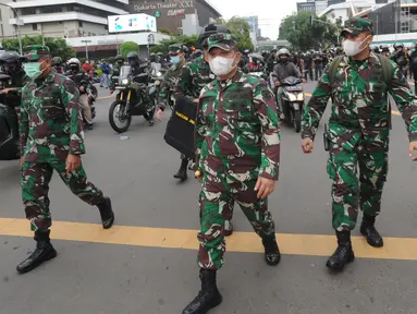 Mayjen TNI Dudung Abdurachman bersama Marinir AL saat menghalau massa usai terjadi pelemparan batu di Jalan MH, Thamrin, Jakarta, Selasa (13/10/2020). Massa pengunjuk rasa yang menolak Omnibus Law UU Cipta Kerja akhirnya dibubarkan aparat.(merdeka.com/Arie Basuki)
