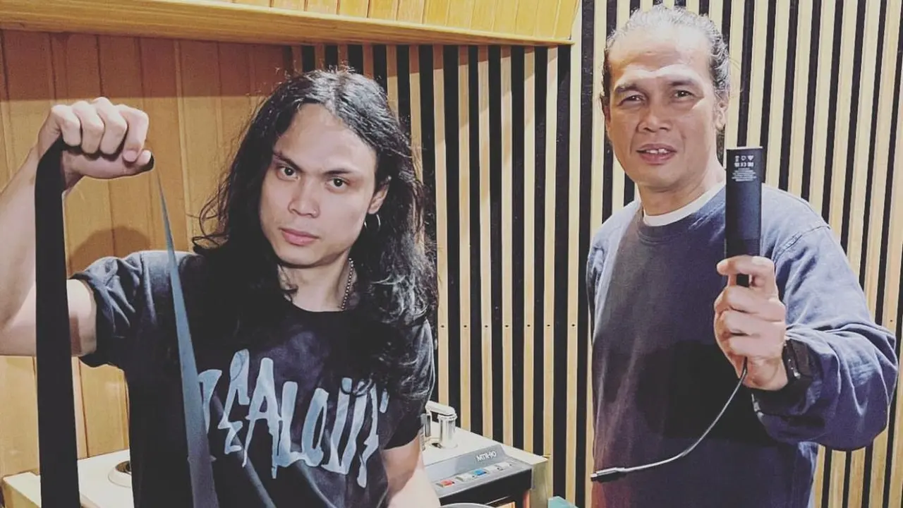 Opop Zealous bersama Pay.