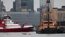 Puluhan petugas dari FDNY masih terus melakukan pencarian seluruh bagian helikopter dan korban hingga ke dasar sungai. (Michael M. Santiago/GETTY IMAGES NORTH AMERICA/Getty Images via AFP)