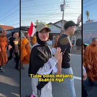 Pemeran yang juga host Chacha Frederica mendampingi suami, Dico Ganindito melepas para biksu yang melewati Kendal. Tampak, Chacha bersama suami ikut jalan kaki bersama para biksu yang akan keluar dari kawasan Kendal untuk melanjutkan berjalan kaki ke Candi Borobudur, Magelang. [Instagram/chafrederica]