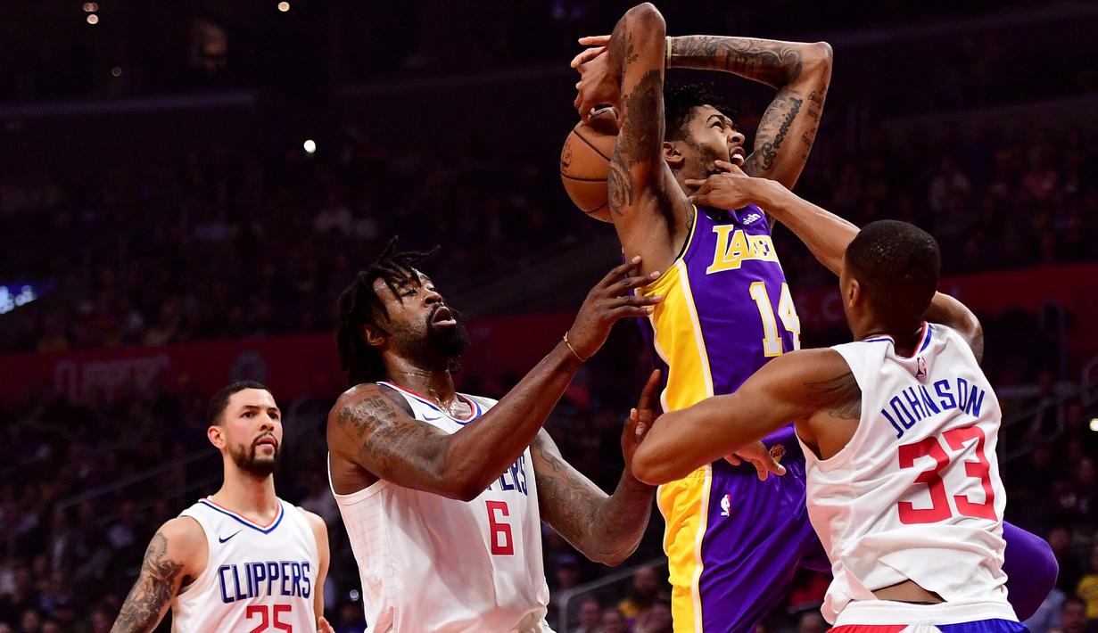 Pemain Lakers, Brandon Ingram #14 gagal melewati adangan pemain Clippers pada laga NBA basketball games di Staples Center, Los Angeles, California, (27/11/2017). Clippers menang atas Lakers 120-115. 9Harry How/Getty Images/AFP)