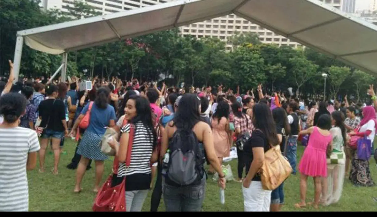 Ratusan pemilih membuka paksa pintu pagar TPS karena tidak diizinkan mencoblos, Victoria Park, Causeway Bay, Hongkong, Minggu (6/7/2014) (twitter.com) 