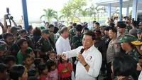 Menko Polhukam Wiranto saat meninjau pengungsi warga Wamena di Jayapura. (Istimewa)