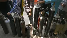 Orang-orang mengantre untuk mengisi tabung oksigen untuk pasien virus corona di pusat pengisian ulang di New Delhi, Rabu (5/5/2021). India mengalami lonjakan kembali kasus COVID-19 dan menyebabkan kurangnya pasokan oksigen serta obat-obatan esensial di rumah-rumah sakit. (Tauseef MUSTAFA/AFP)