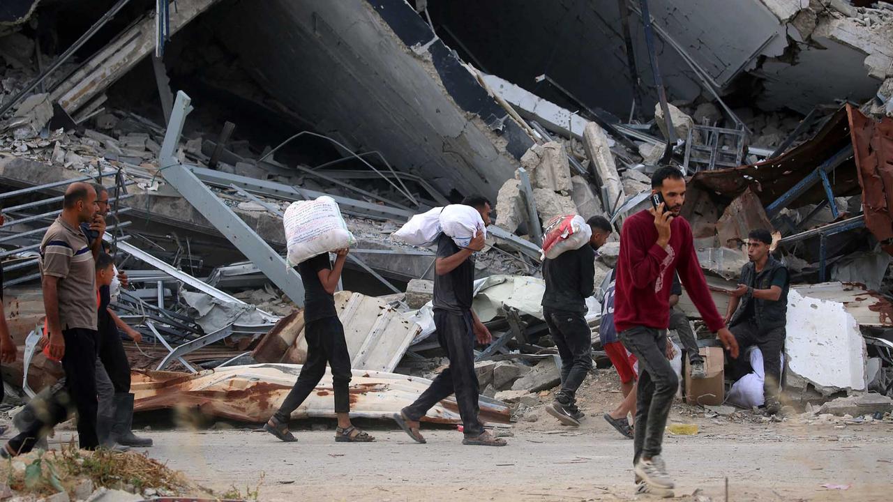 FOTO: Ribuan Warga Gaza Mengambil Paket Bantuan Bahan Makanan