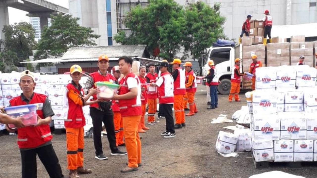 Sinergi Kemanusiaan: 100 Personel PPSU Bantu PMI Jakarta Timur Kemas Paket Bantuan untuk Sumatera