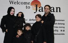Keluarga Cemara, 5 Gaya Outfit Tasyi Athasyia Kembaran dengan Suami dan Anak Liburan di Tokyo