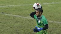 Kiper Perbanas, Adixi, saat pertandingan melawan UM pada laga Torabika Cup 2017 di Stadion Cakrawala, Malang, Rabu (22/11/2017). UM menang 3-0 atas Perbanas. (Bola.com/M Iqbal Ichsan)