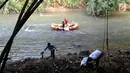 Sukarelawan memunguti sampah di aliran sungai saat kegiatan Bebersih Ciliwung di Yayasan Bambu Indonesia, Cibinong, Bogor, Jawa Barat, Minggu (23/6/2019). Bebersih Ciliwung dilakukan di 33 kecamatan sepanjang aliran Sungai Ciliwung. (merdeka.com/Arie Basuki)