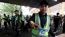 Seorang petugas keamanan memperlihatkan barang sitaan berupa korek api dari suporter Persib Bandung sebelum laga leg 1 final Championship Series BRI Liga 1 2023/2024 melawan Madura United di Stadion Si Jalak Harupat, Bandung, Minggu (26/05/2024). (Bola.com/Muhammad Iqbal Ichsan)