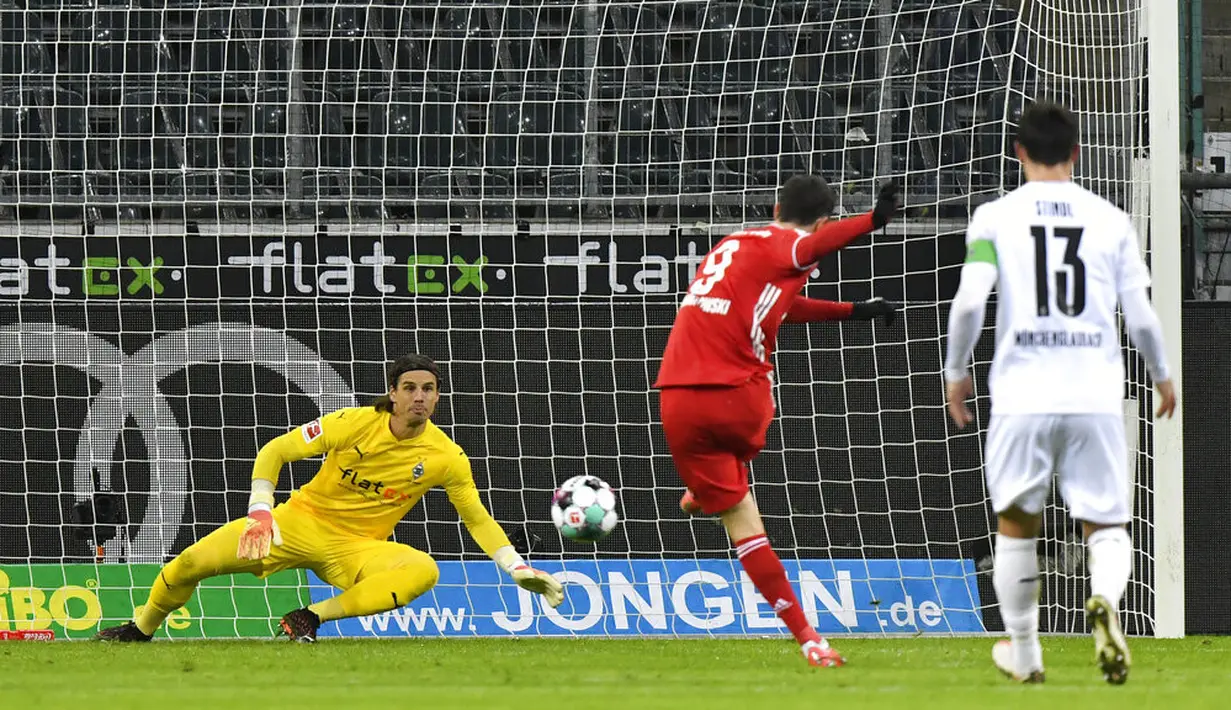 Pemain Bayern Munchen Robert Lewandowski mencetak gol lewat tendangan penalti ke gawang Borussia Moenchengladbach pada pertandingan Bundesliga di Borussia Park, Moenchengladbach, Jerman, Jumat (8/1/2021). Bayern Munchen kalah 2-3. (AP Photo/Martin Meissner, Pool)