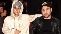 Justin Bieber and Scooter Braun. (Image source: Jeff Kravitz/AMA2015/FilmMagic).