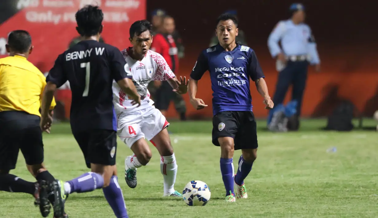 Pemain Persipura, Ricardo Salampessy, berusaha melewati hadangan pemain Arema Cronus pada babak 8 besar Piala Jenderal Sudirman di Stadion Maguwoharjo, Sleman, Minggu (13/12/2015). (Bola.com/Nick Hanoatubun)