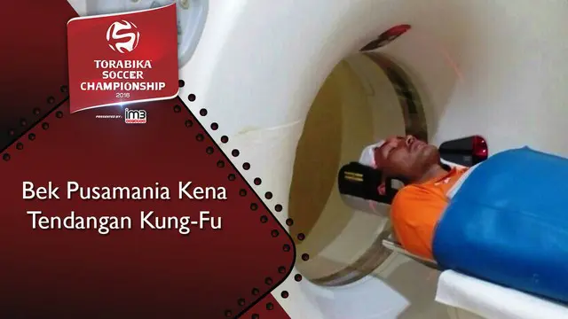 Bek Pusamania Borneo FC, Aang Suparman harus dilarikan ke rumah sakit usai kena tendangan kungfu pemain Persiba, Heri Susanto.