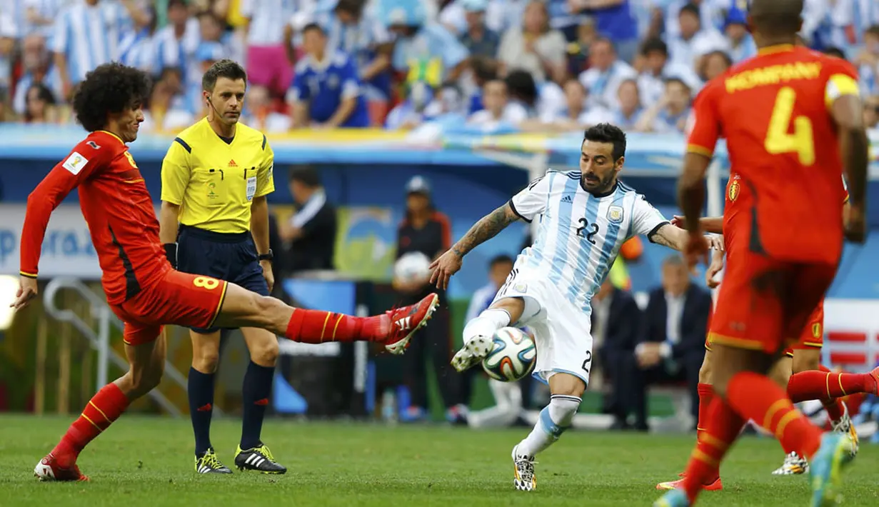 Pemain depan Timnas Argentina, Ezequiel Lavezzi (tengah) mencoba lolos dari hadangan gelandang Belgia, Marouane Fellaini (kiri) di laga perempat final Piala Dunia 2014 di Stadion Nasional Brasilia, (5/7/2014). (REUTERS/Dominic Ebenbichler)