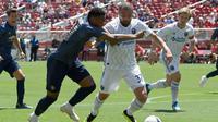 Striker Manchester United, Anthony Martial, mendapat pengawalan dari pemain San Jose Earthquakes, Guram Kashia, pada laga persahabatan di Levi's Stadium, Santa Clara, Minggu (22/7/2018). (AFP/Thearon W. Henderson)