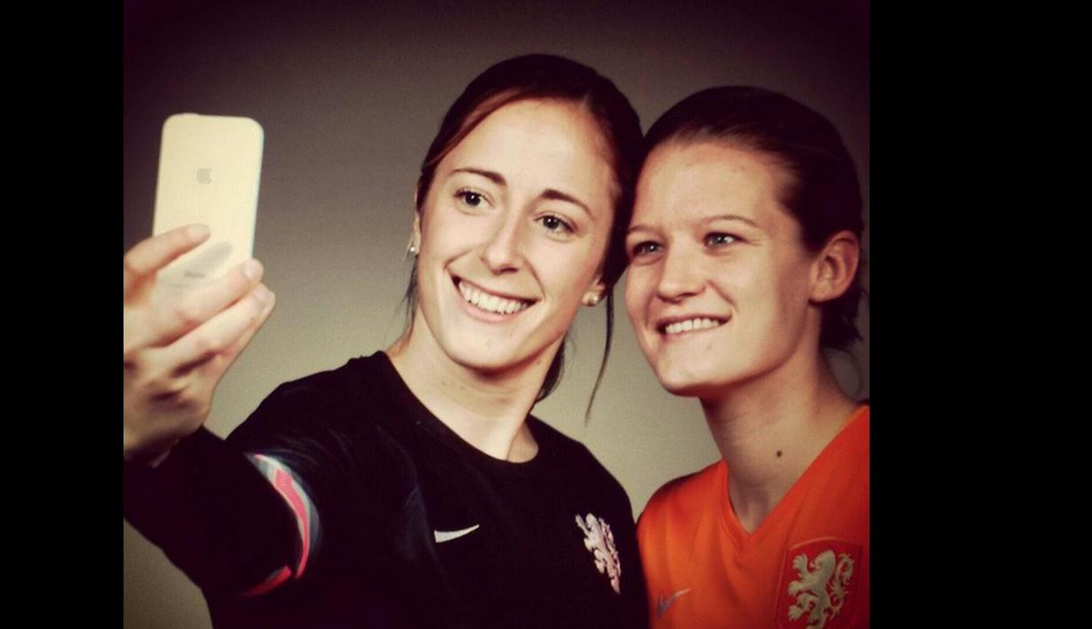 Loes Geurts berpose bersama rekannya. (Twitter)