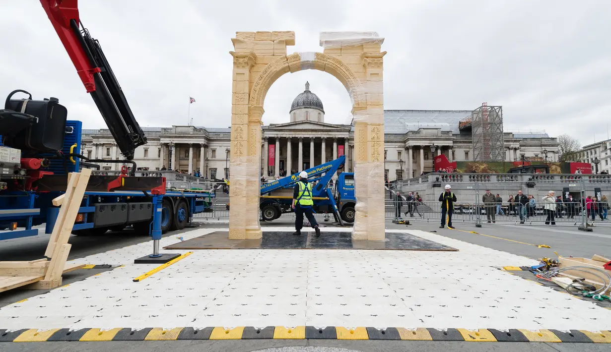 Sebuah replika Arch of Triumph Palmyra diletakkan di Trafalgar Square, London, sehari sebelum diresmikan, Senin (18/4). Para ahli arkeologi dari Institute of Digital Archaeology menyiapkan model 3D dari pintu masuk lengkungan. (Leon Neal/AFP)