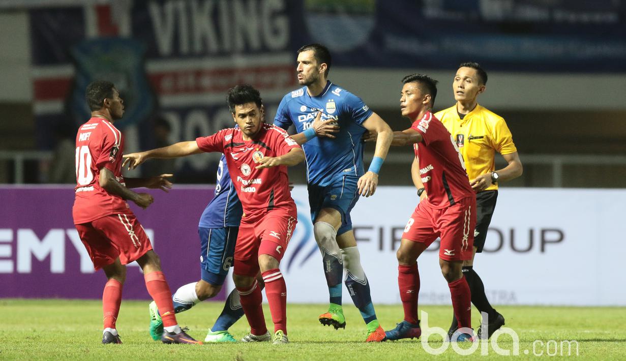 Para pemain ldari kedua kubu melerai Vendry Mofu dan Vladimir Vujovic saat  adu mulut pada perebutan tempat ketiga Piala Presiden 2017 di Stadion Pakansari, Bogor, Sabtu (11/3/2017). (Bola.com/Nicklas Hanoatubun)