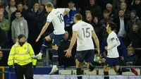 Pemain Tottenham Hotspur, Harry Kane, melakukan selebrasi setelah mencetak gol ke gawang Everton pada laga Liga Inggris di Stadion Goodison Park, Selasa (4/4/2023). Spurs berhasil mencuri poin saat bertandang ke markas Everton. (AP Photo/Jon Super)