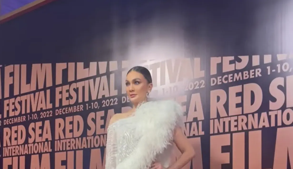 <p>Terlepas dari itu, kedatangan Luna Maya jadi tamu spesial pihak penyelenggara Festival Film Red Sea. Luna Maya tampil menawan saat tampil di red carpet. Berbagai media Internasional turut mengabadikan potret anggun penampilan Luna Maya. (Liputan6.com/IG/@lunamaya).</p>