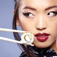 Terlalu sering menyantap sushi juga nggak baik untuk kesehatanmu.