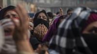 Umat Muslim Kashmir menangis saat berdoa dalam peringatan hari ulang tahunnya meninggalnya Syekh Abdul Qadir Jeelani di Srinagar, Kashmir yang dikuasai India, Rabu (17/11/2021). Peringatan hari meninggalnya Syekh Abdul Qadir Jeelani diikuti oleh ratusan Muslim Kashmir Sufi. (AP Photo/Mukhtar Khan)