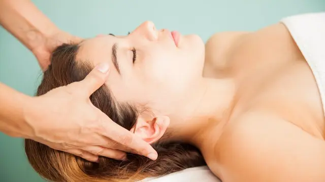 Ilustrasi pijat kulit kepala/freepik.com/tonodiaz