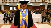 Prof Dr Wiryanto meninggal dunia usai dikukuhkan sebagai Guru Besar UNS, Kamis (29/3).(Liputan6.com/Fajar Abrori)
