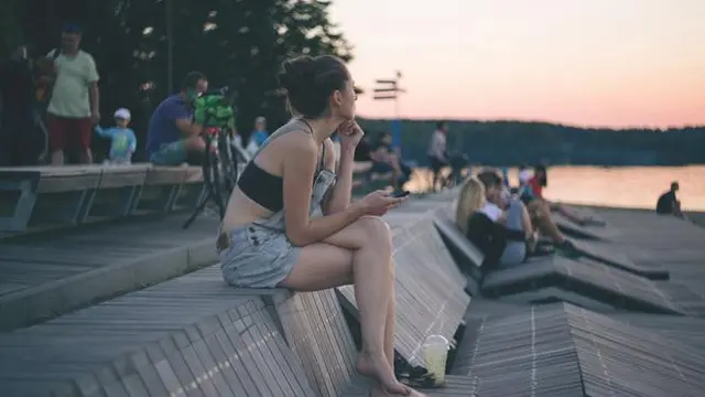 Cara Terbaik Menanggapi Ledekan Teman saat Mantan Menikah Duluan