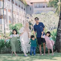 Desta, Natasha Rizky bersama anak-anaknya kerap tampil dengan busana senada. Tidak hanya di momen Lebaran, melainkan juga momen liburan bahkan hingga nobar sepak bola [@desta80s]