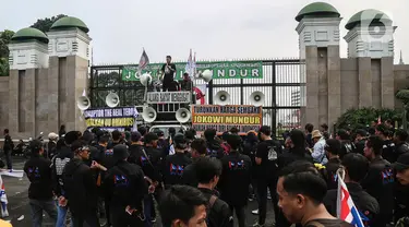 Demonstran berorasi saat berunjuk rasa di depan Gedung MPR/DPR/DPD, Jalan Gatot Subroto, Jakarta, Jumat (20/5/2022). Demonstran menuntut berbagai isu, di antaranya Omnibus Law dan penurunan harga sembako serta bahan bakar minyak (BBM). (Liputan6.com/Johan Tallo)