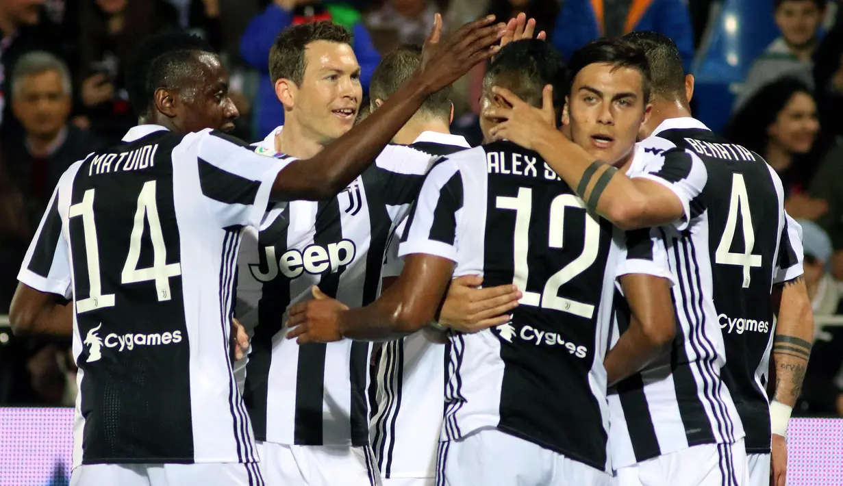 Para pemain Juventus merayakan gol yang dicetak oleh Alex Sandro ke gawang Crotone pada laga Serie A di Stadion Ezio Scida, Kamis (19/4/2018). Juventus ditahan imbang 1-1 oleh Crotone. (AP/Albano Angilletta)