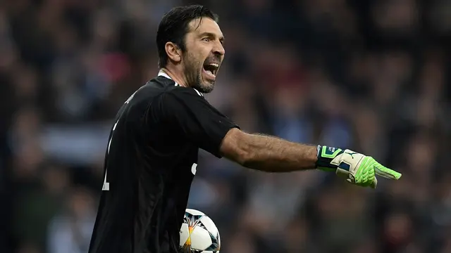 Gianlugi Buffon Semprot Wasit Michael Oliver